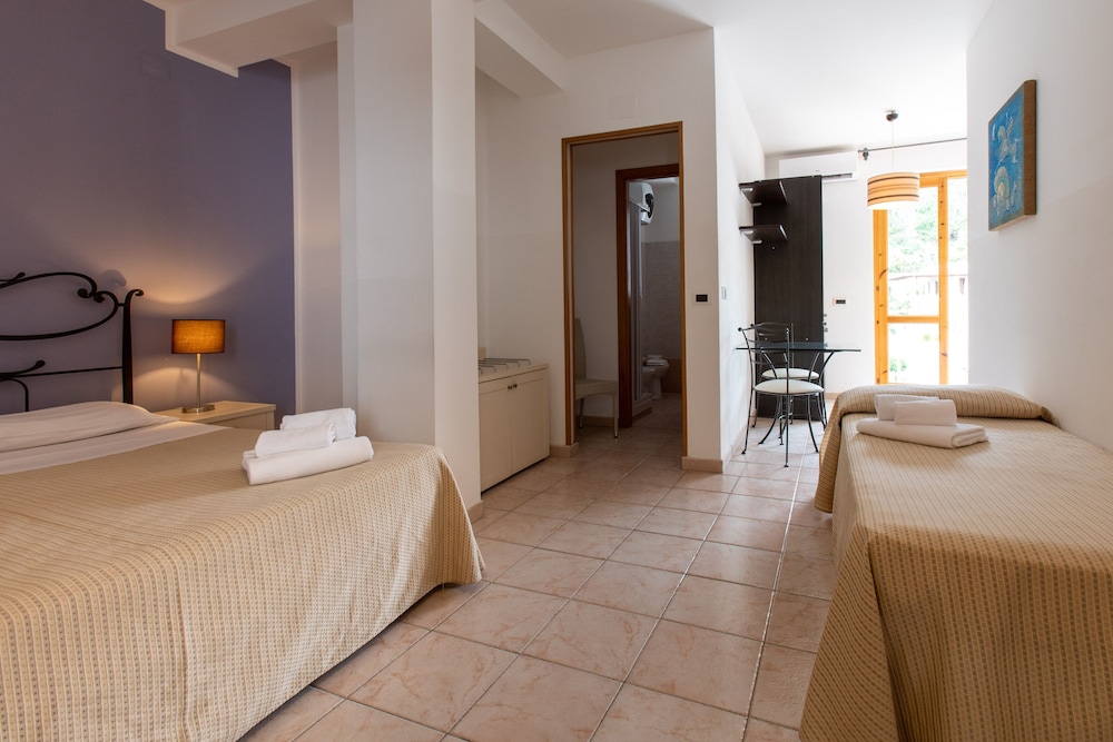 Studio, Multiple Beds, Kitchenette