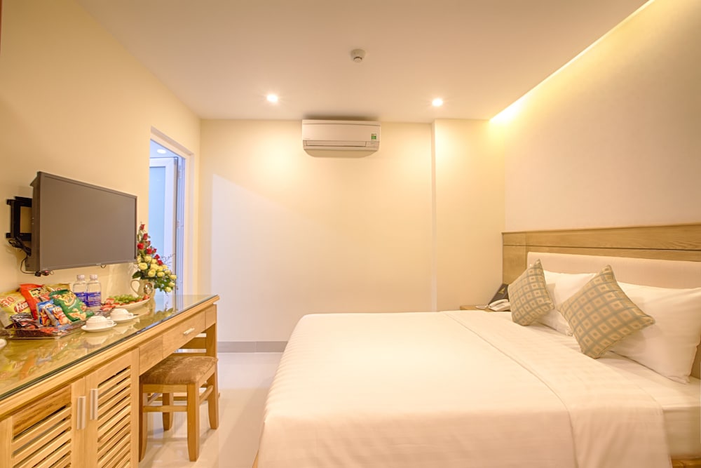 ROOM, DOUBLE BED, NO WINDOW