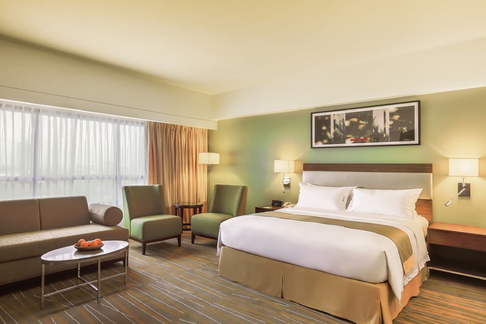 Holiday Inn & Suites Makati 17/75