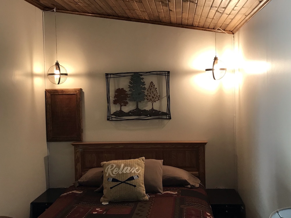 Bullwinkles Rustic Lodge 13/28
