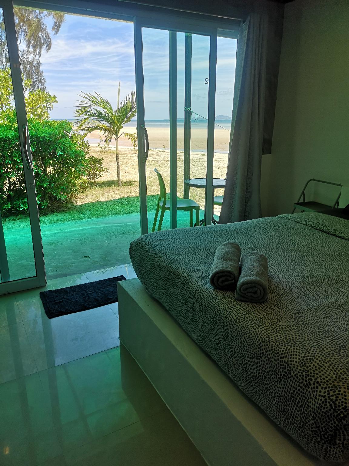 Room, 1 Queen and 1 Single Bed, Beach Side