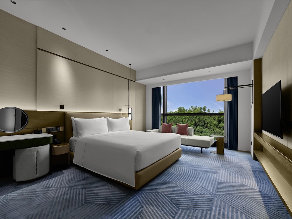 PREMIUM, SUITE, KING BED