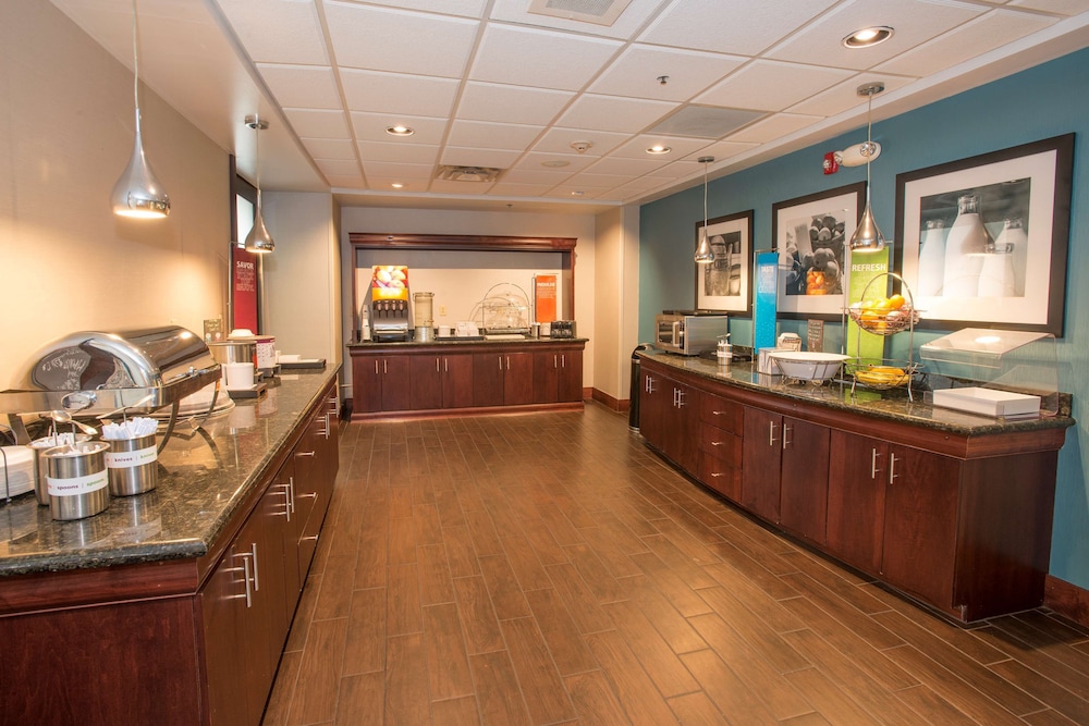 Hampton Inn & Suites Dayton-Airport 11/64