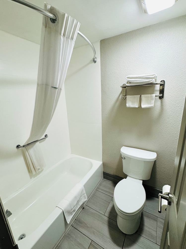 Days Inn by Wyndham Newnan 41/43