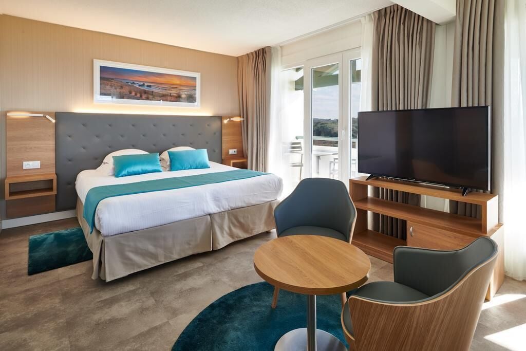 Junior, Queen Bed, Partial Sea View, Sofa, Balcony