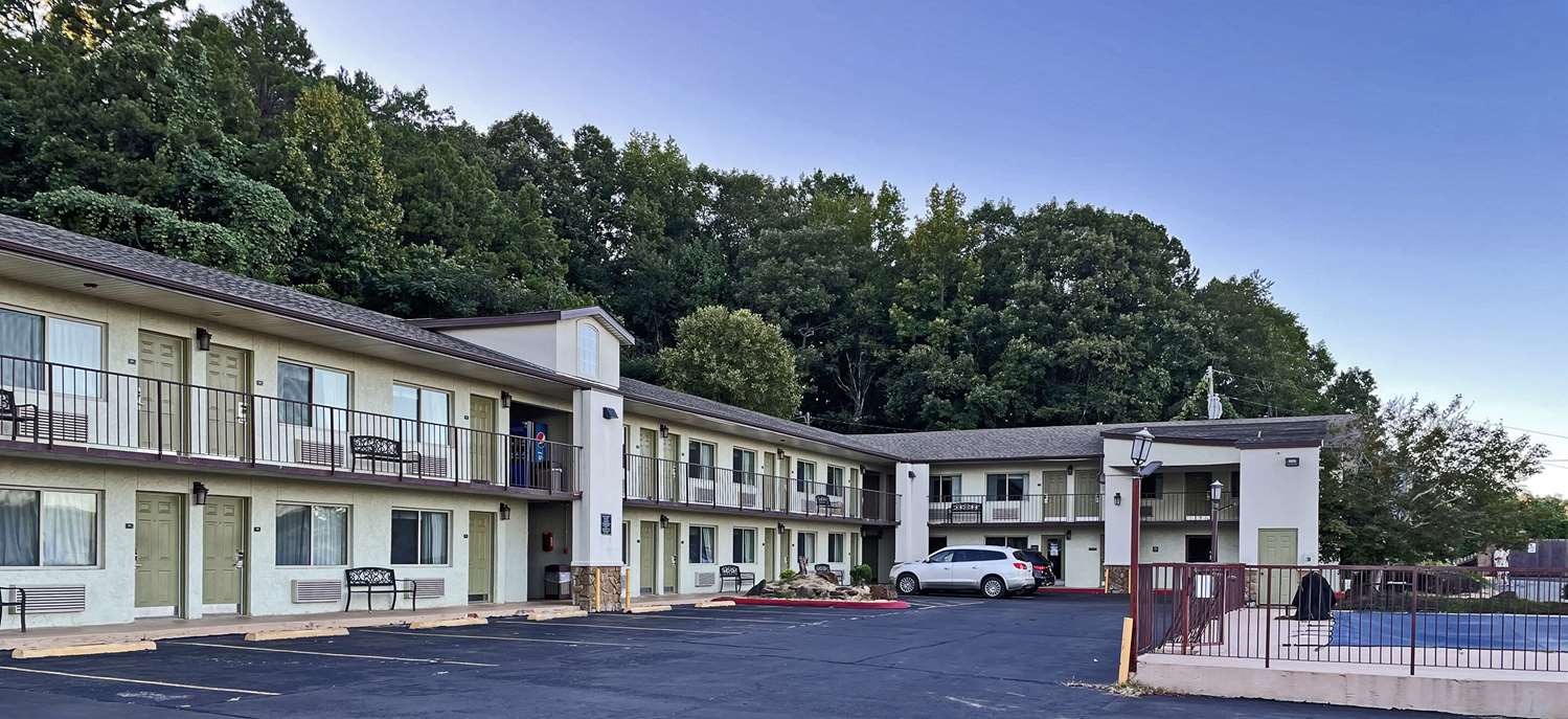 Quality Inn Clinton North, AR 3/16