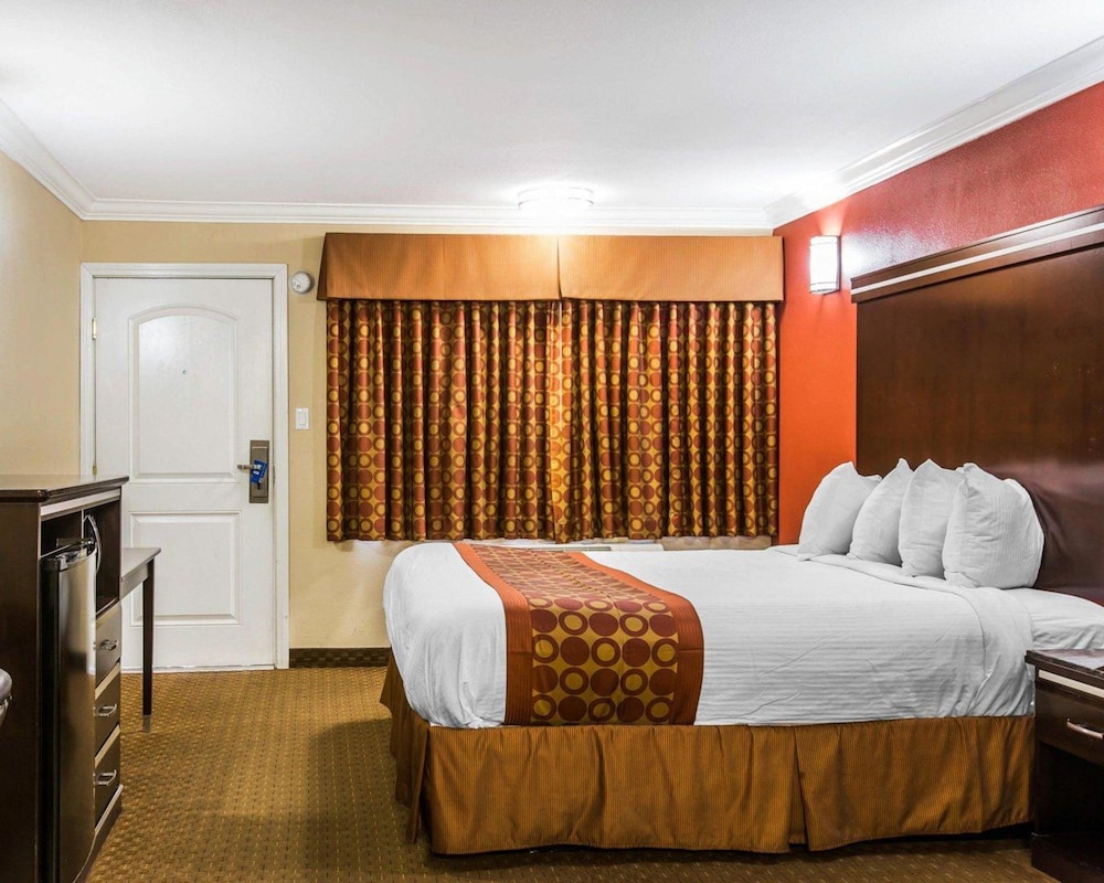 Rodeway Inn and Suites Corona 18/39