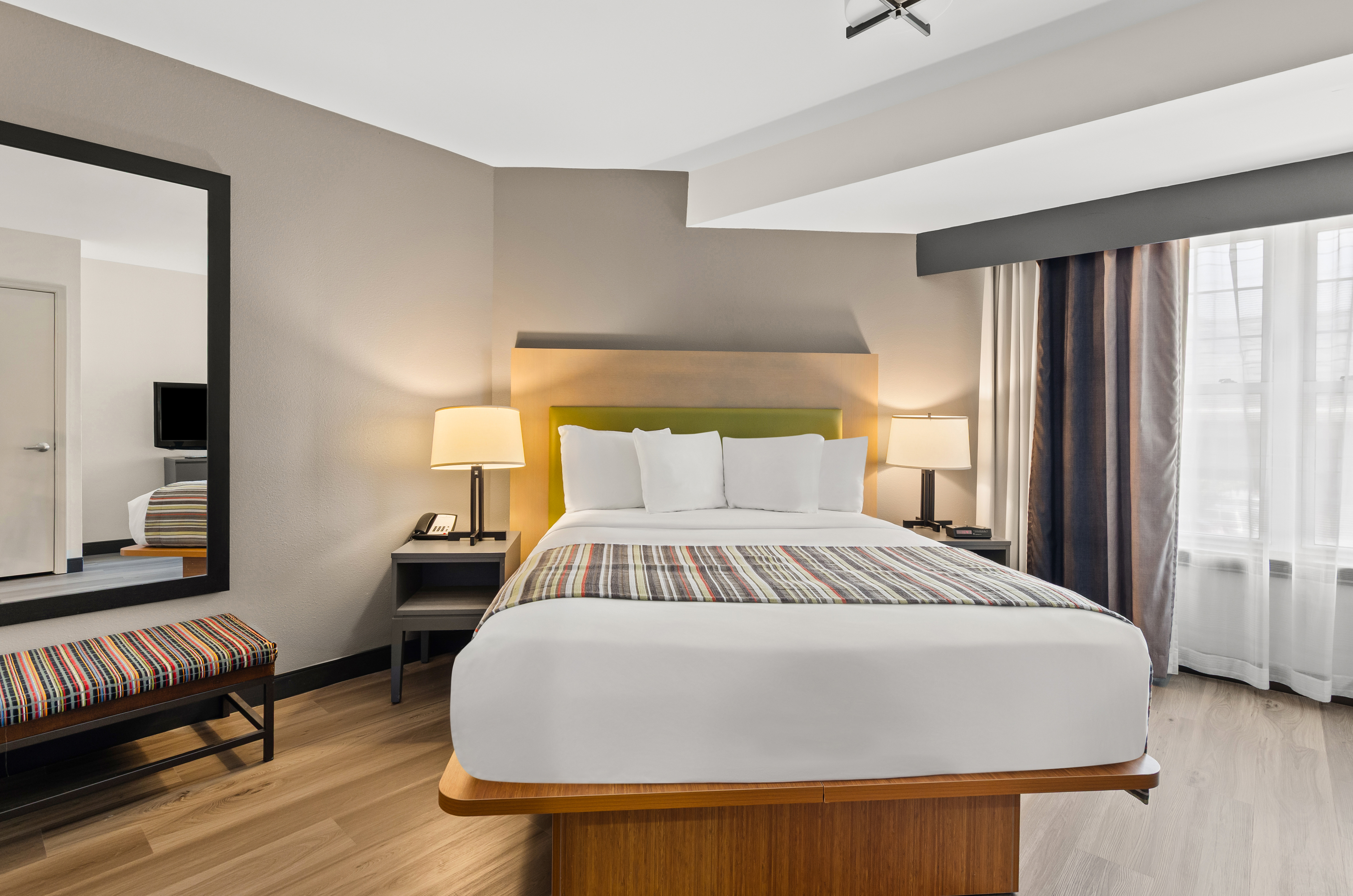 SUITE, QUEEN BED