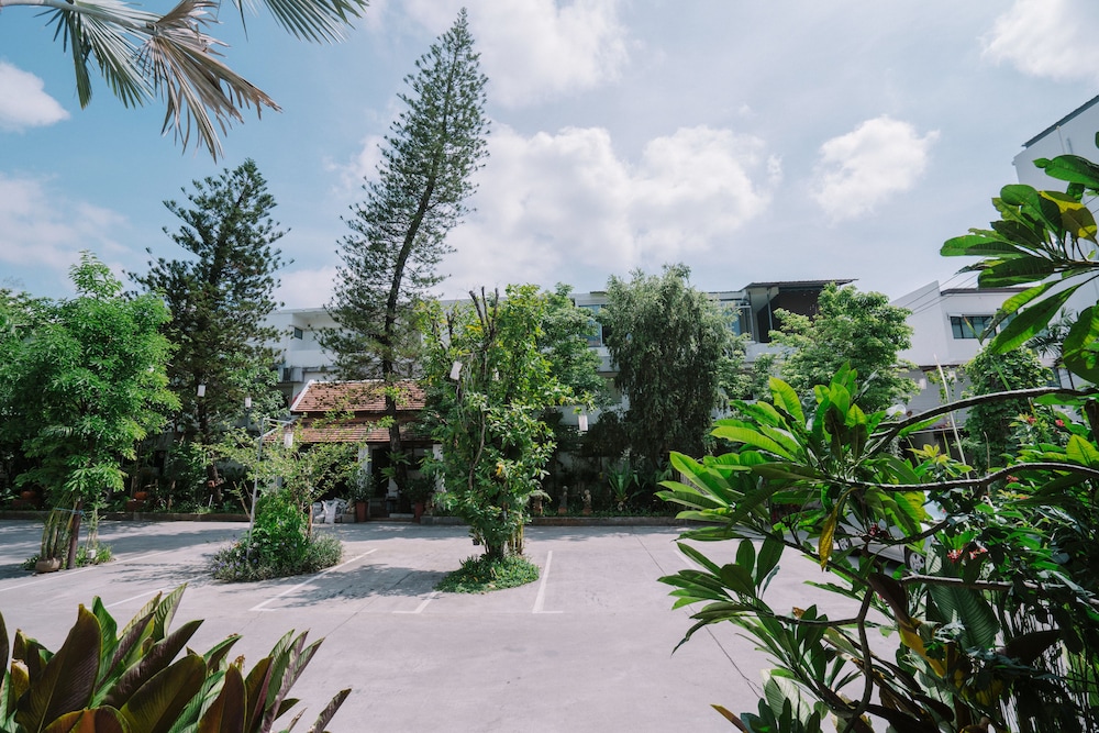 THE OPIUM SERVICED APARTMENT AND HOTEL 44/50