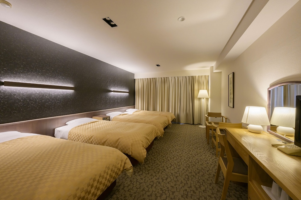 ROOM, QUADRUPLE