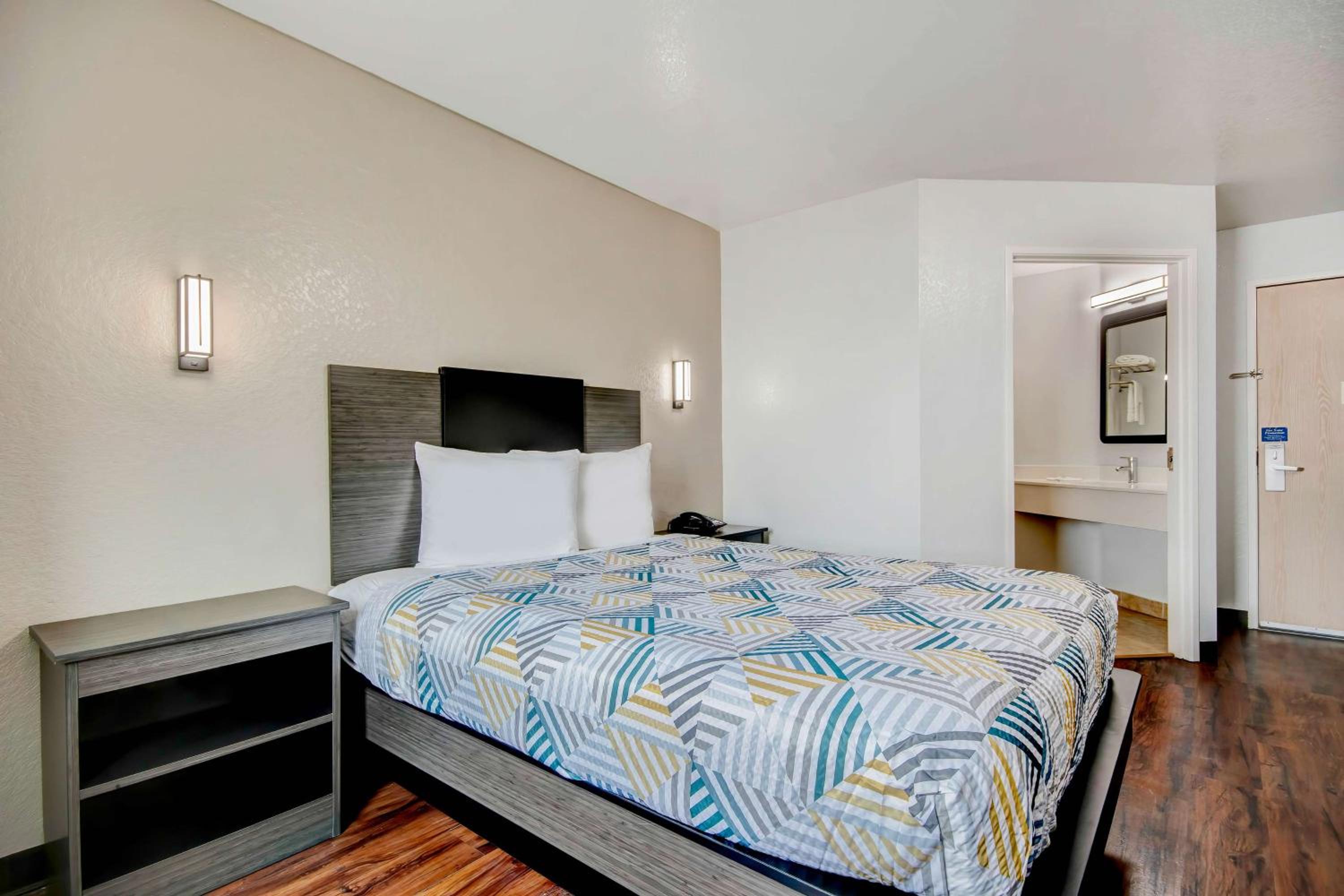 ROOM, QUEEN BED, ACCESSIBLE