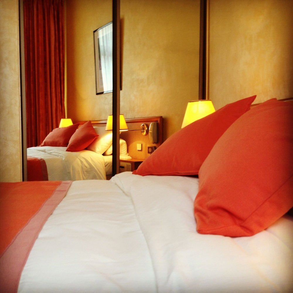 Hotel De Grignan 3/64