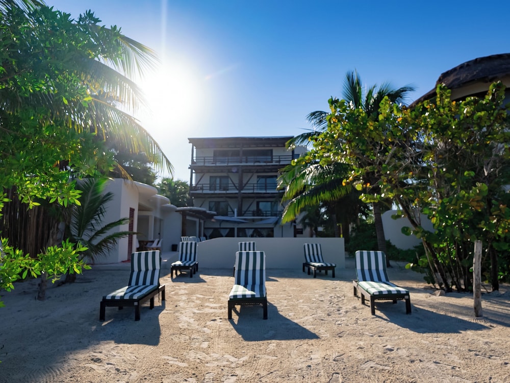 Beachfront Hotel Boutique DK 39/50
