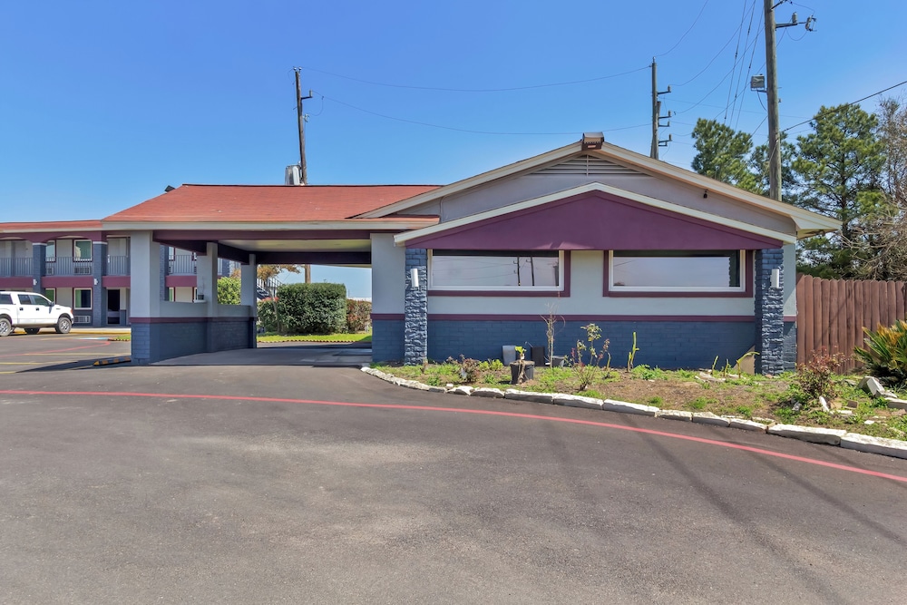 Econo Lodge Inn & Suites Sealy 45/52