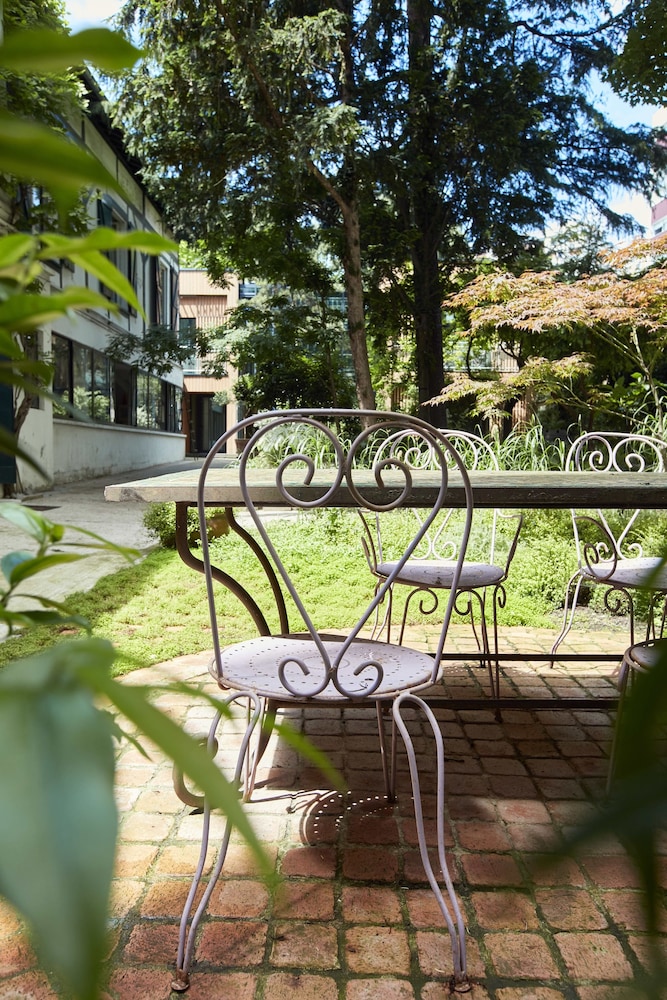 Eden Lodge Paris 34/40