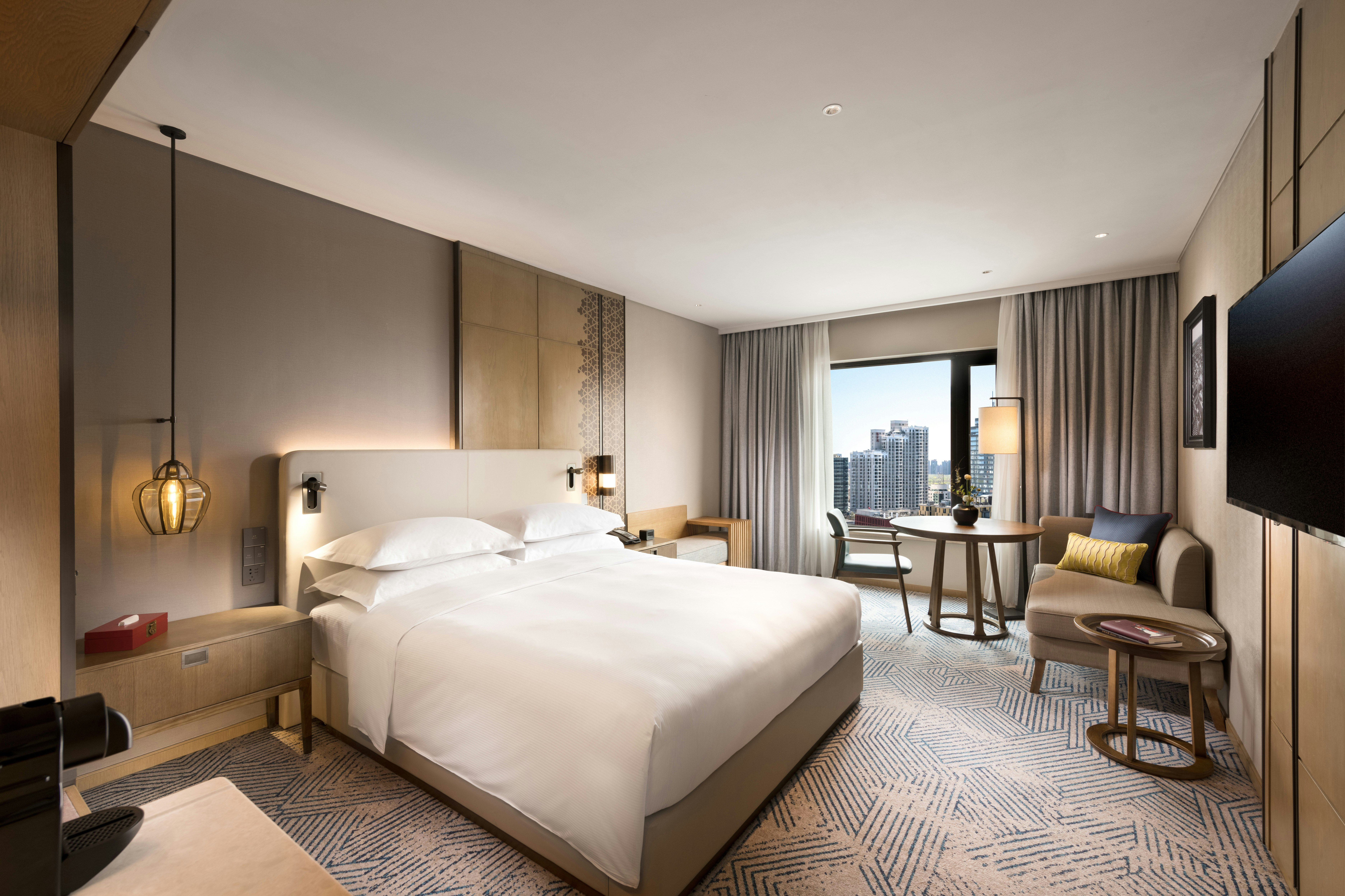 DELUXE, KING BED