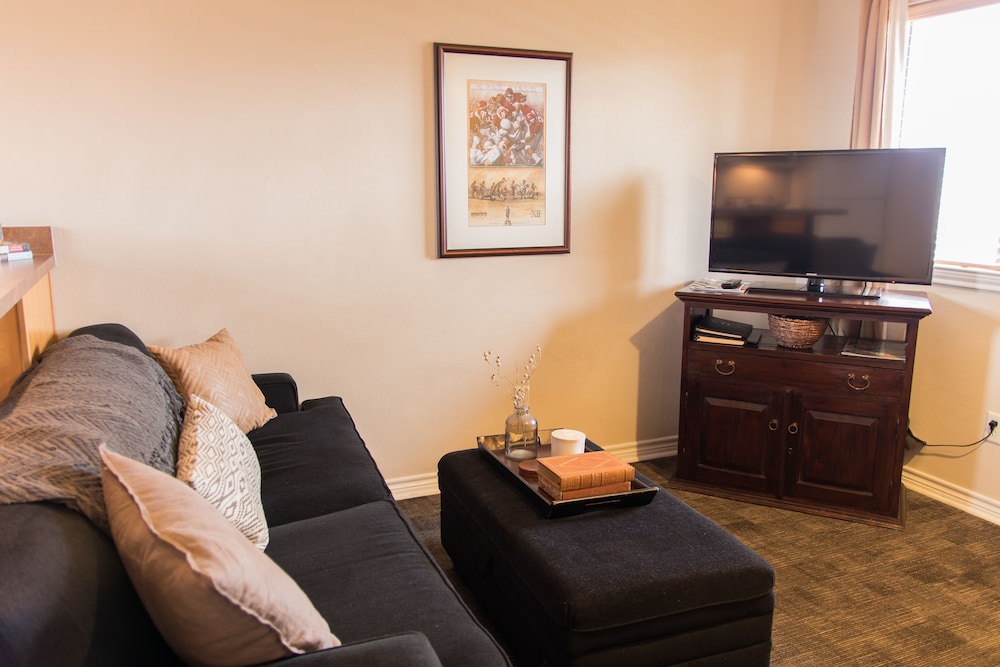 Vineyard Court Designer Suites Hotel 33/56