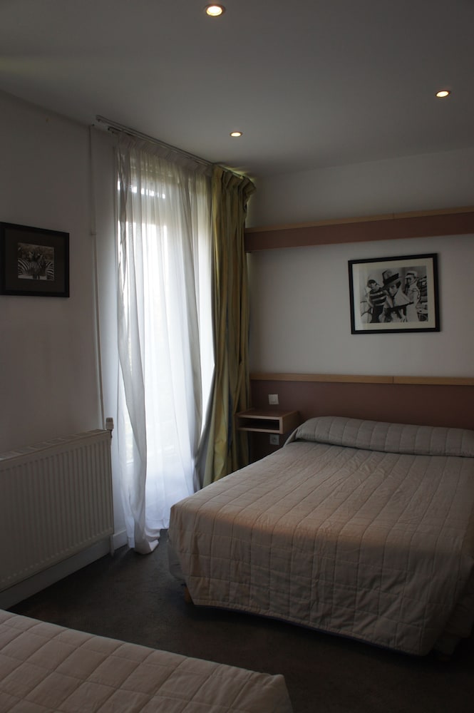 ROOM, TWIN BEDS