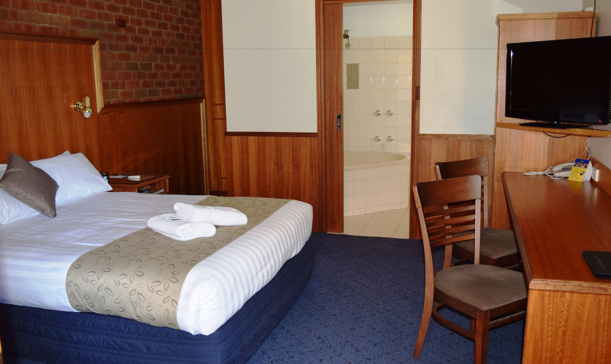 ROOM, QUEEN BED, HOT TUB
