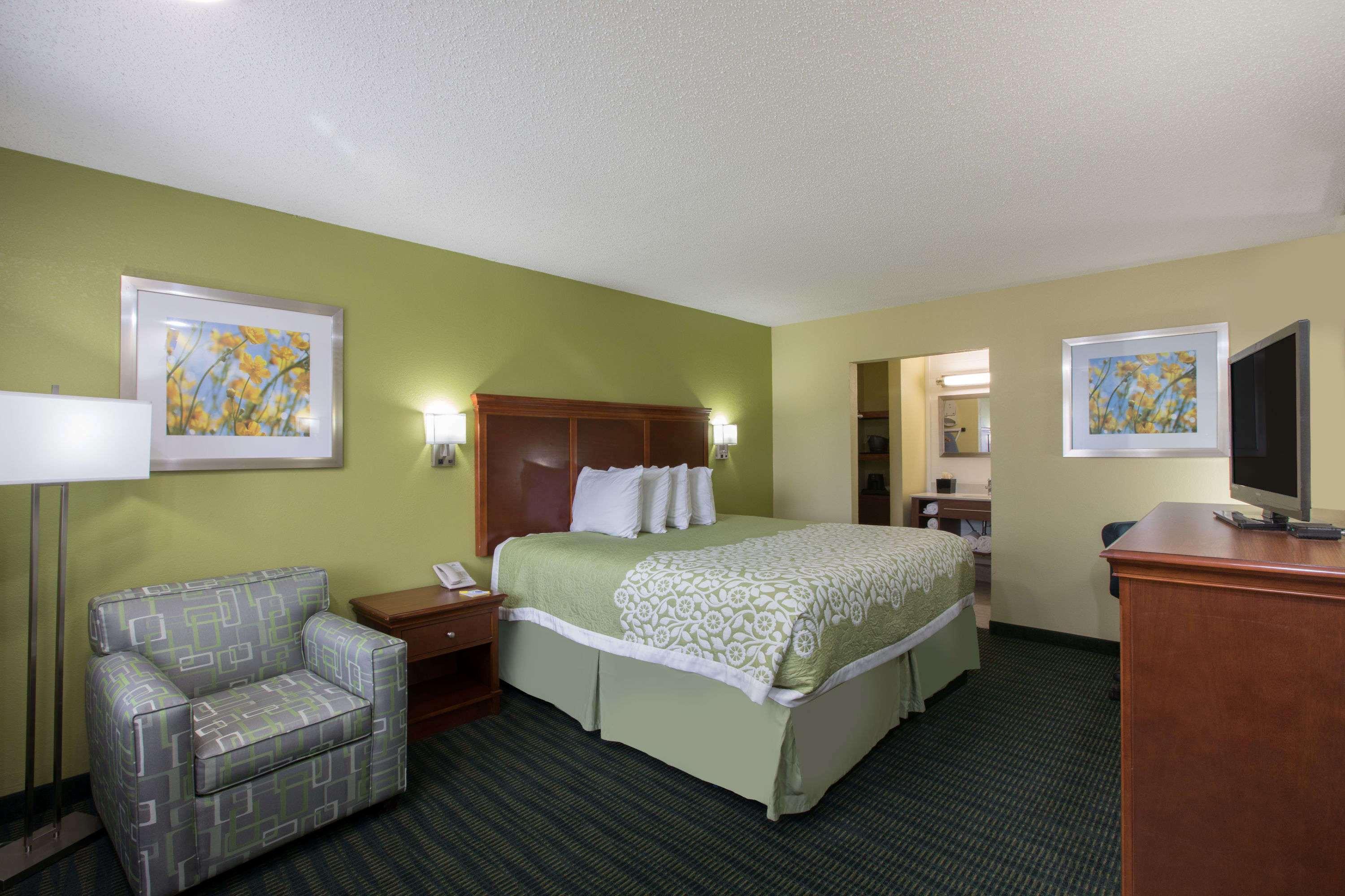 Days Inn & Suites by Wyndham Big Spring 15/28
