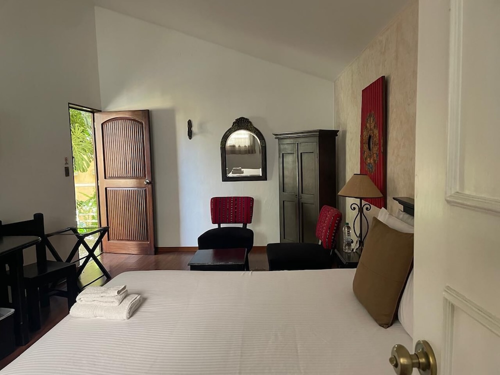1 BEDROOM, EXECUTIVE, COURTYARD VIEW