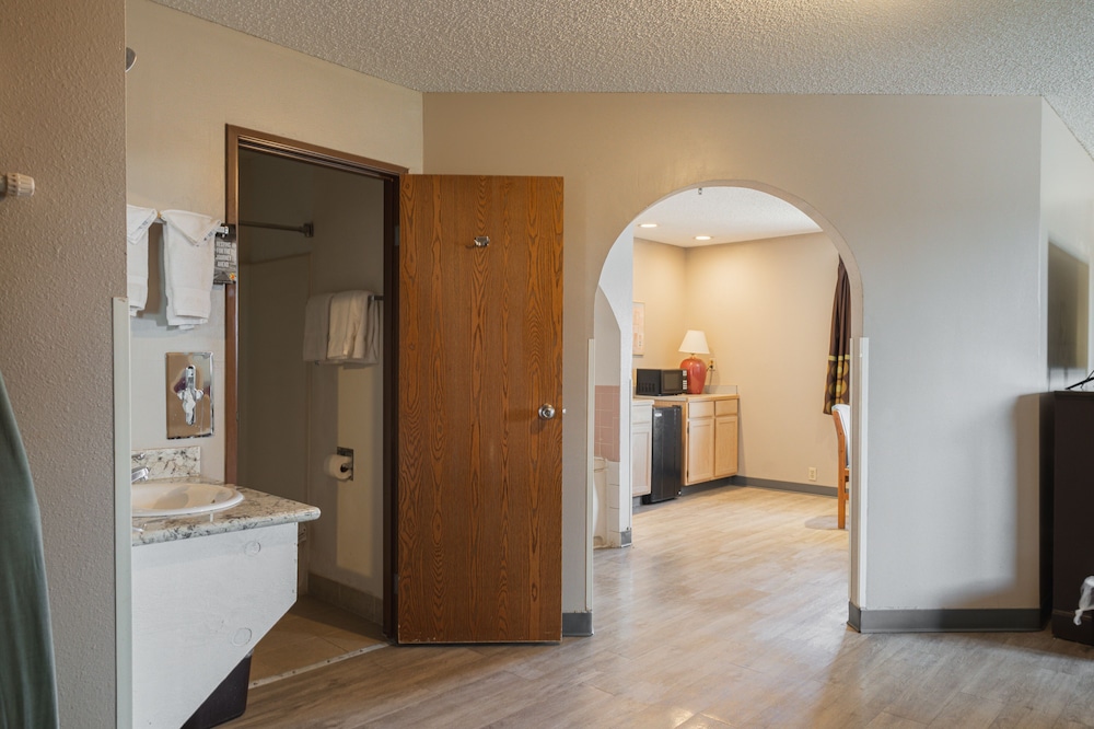 Super 8 By Wyndham Grants 9/32