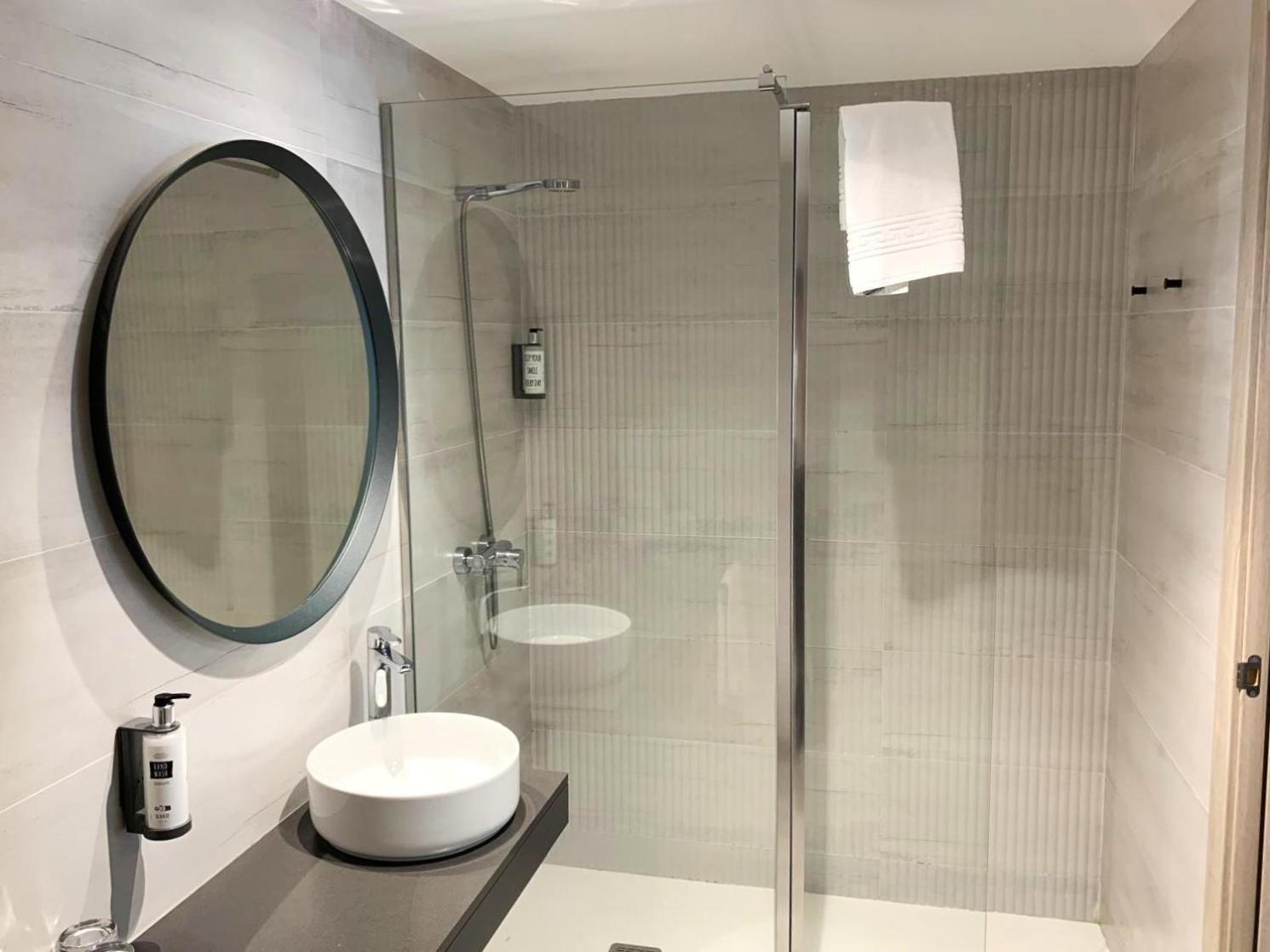 غرفة عائلية بثلاثة أسرّة، Pombal Rooms Santiago 5/7