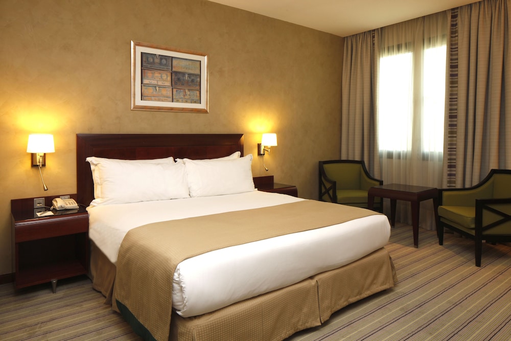 Standard, King Bed, City View, Smoking, Holiday Inn Olaya 2/9
