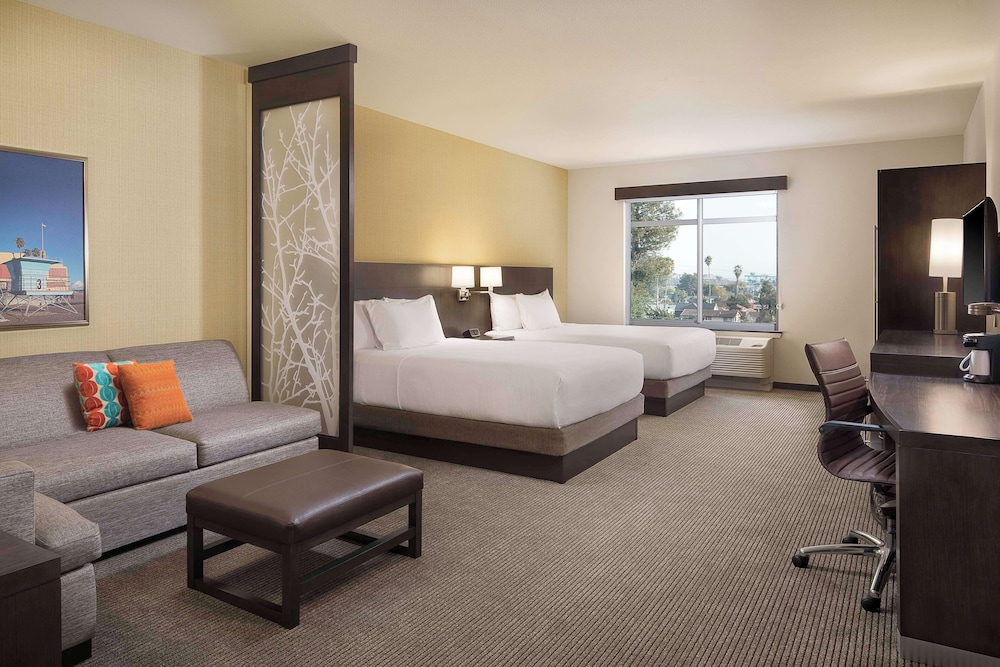 ROOM, 2 QUEEN BEDS, SOFA