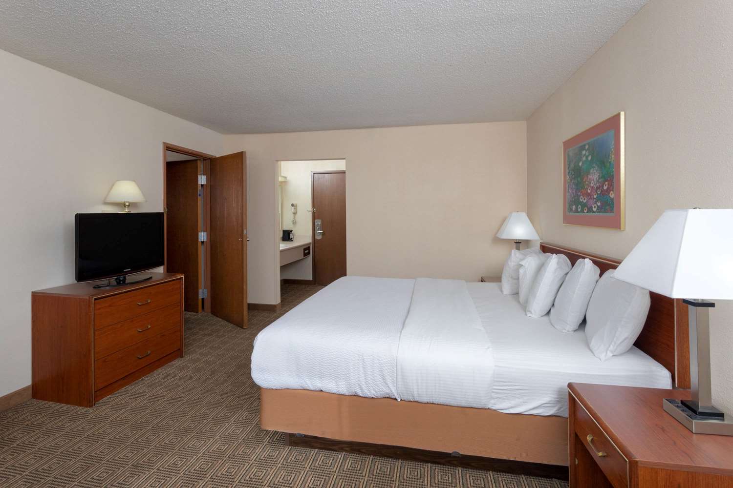Norwood Inn & Suites by BlissPoint 6/38