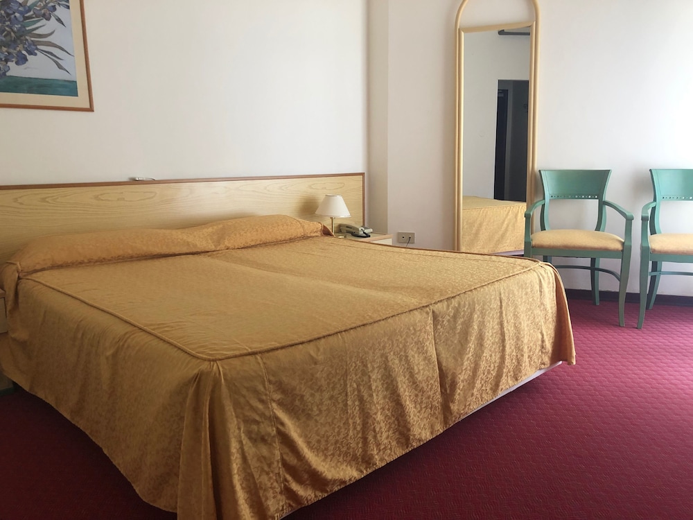 ROOM, DOUBLE OR TWIN BED, PARTIAL SEA VIEW