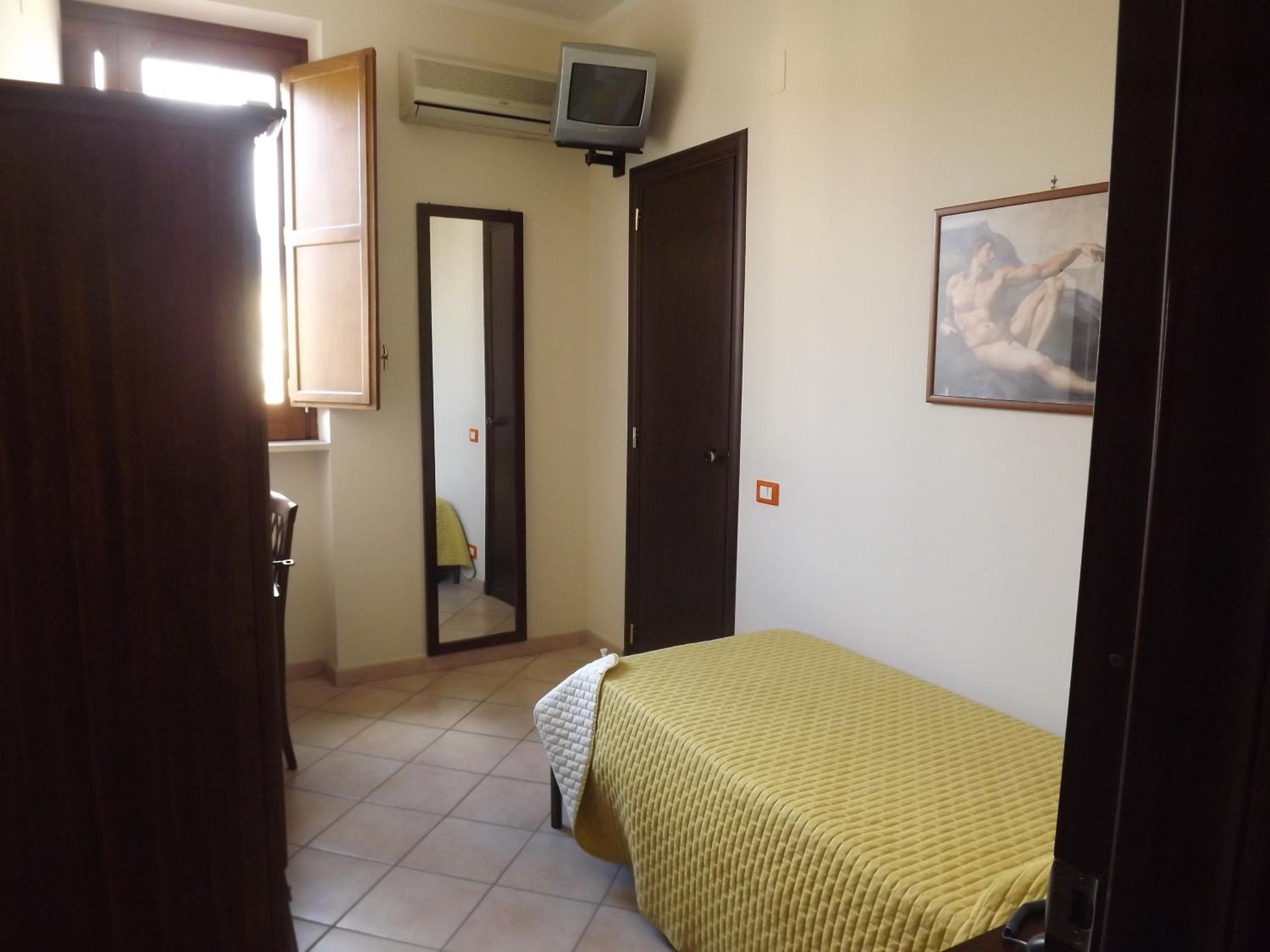 ROOM, TWIN BEDS