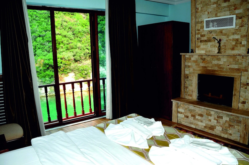 Hill River Hotel 10/44