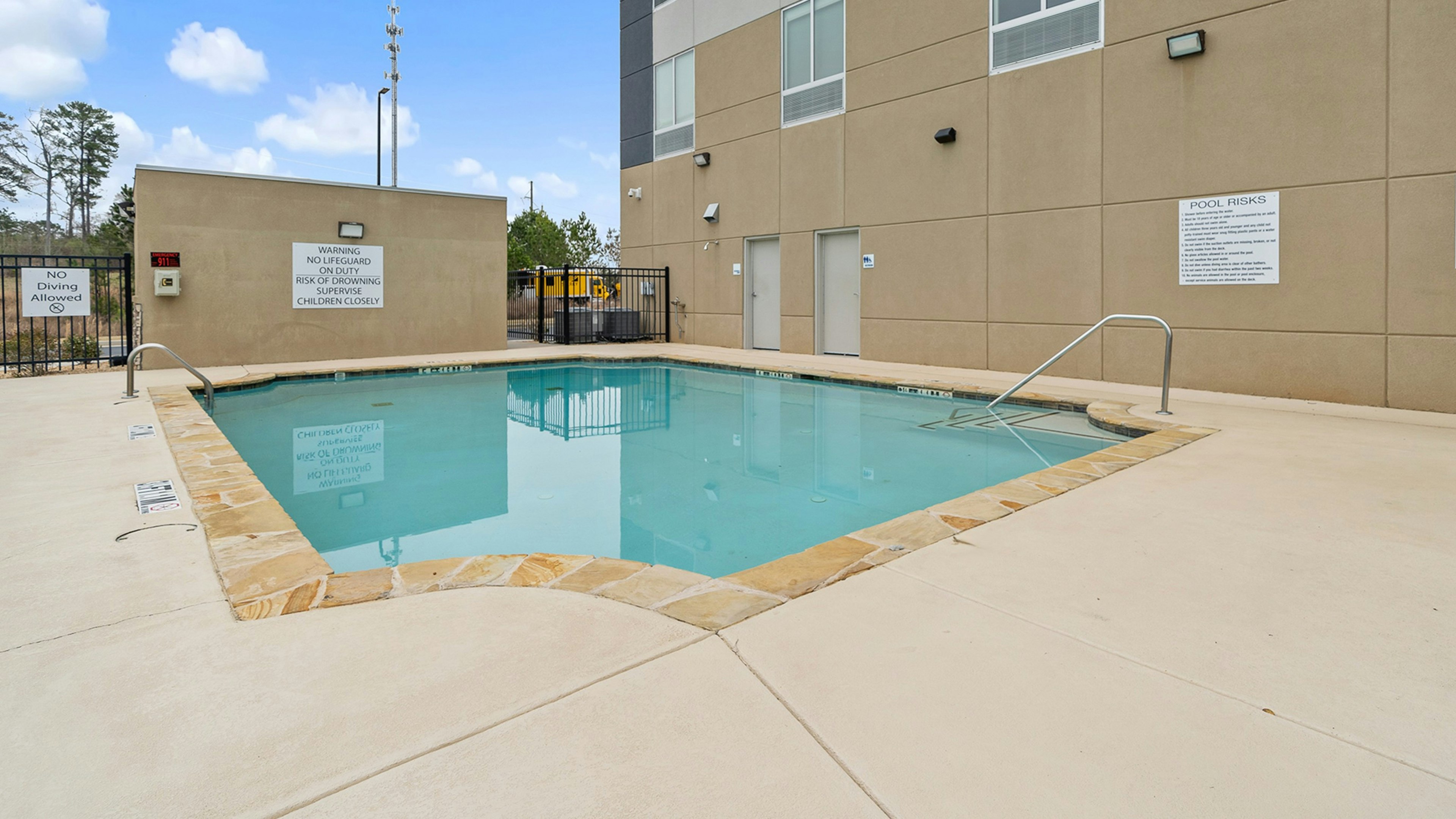 Holiday Inn Express Macon North 68/69