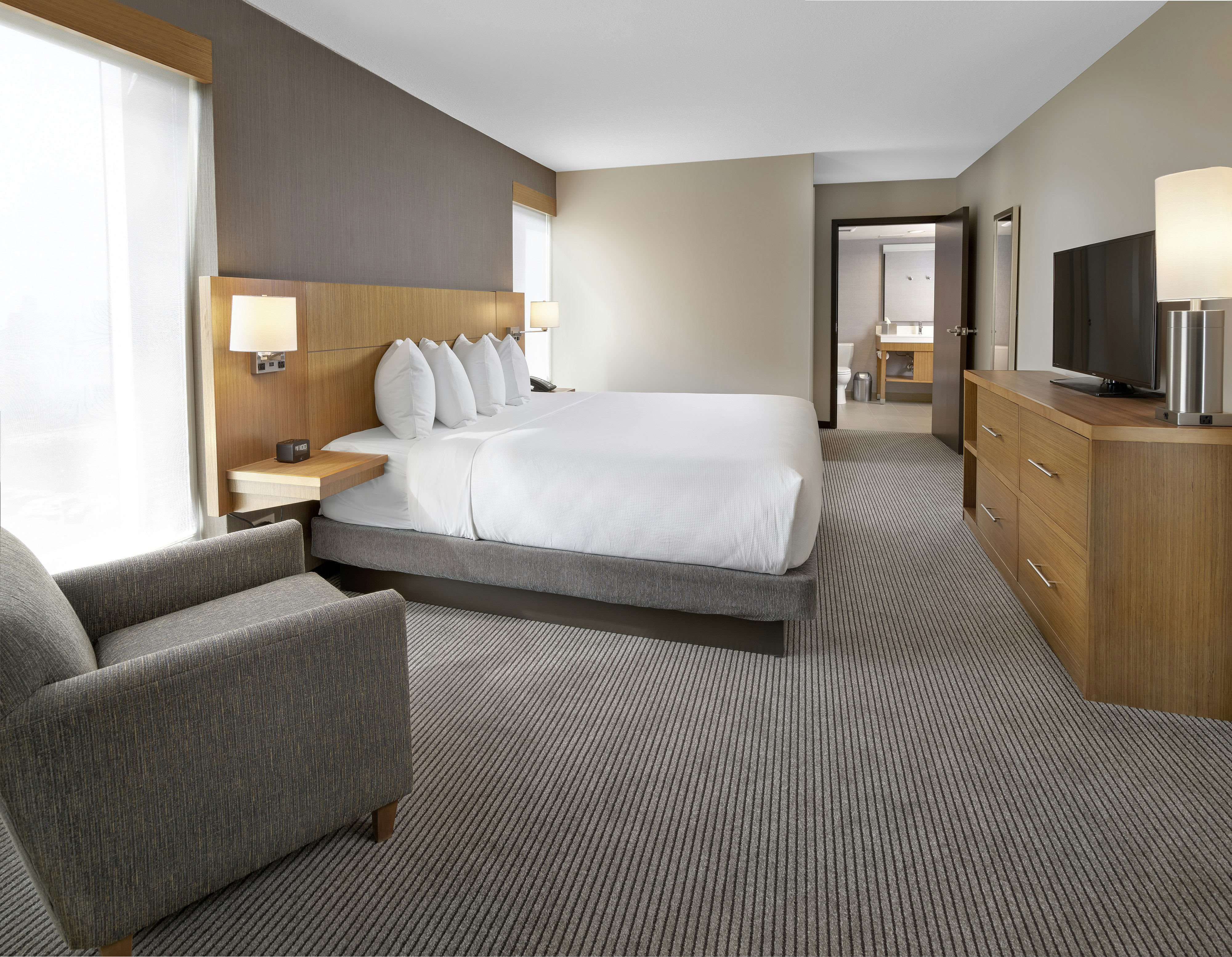 1 BEDROOM, SUITE, KING BED, KITCHENETTE