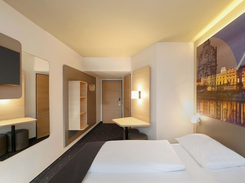 ROOM, DOUBLE BED