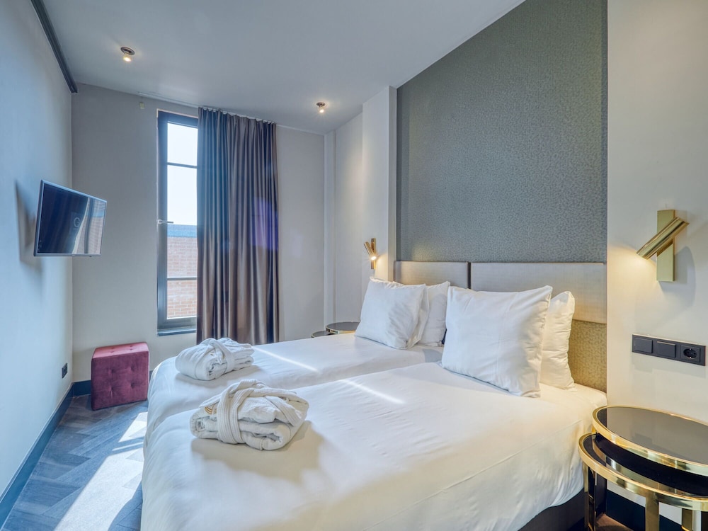 G Hotel 10/43