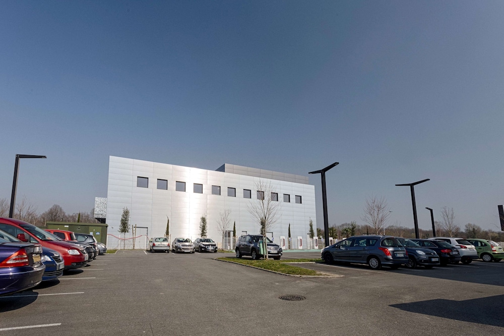 KYRIAD PRESTIGE PAU - ZENITH - PALAIS DES SPORTS 49/54