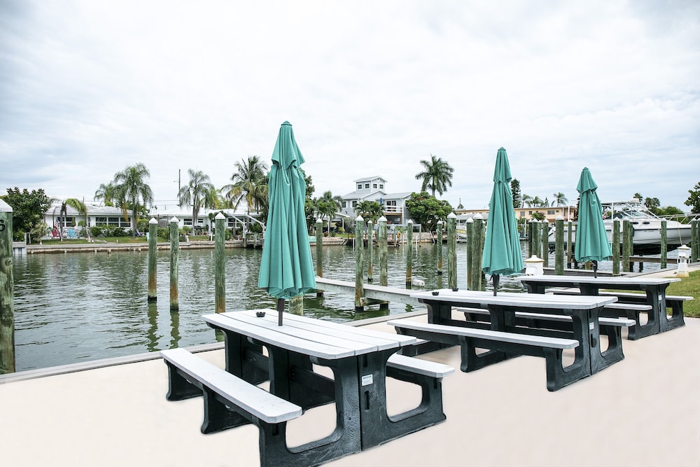 The Bayside Inn Marina 61/68