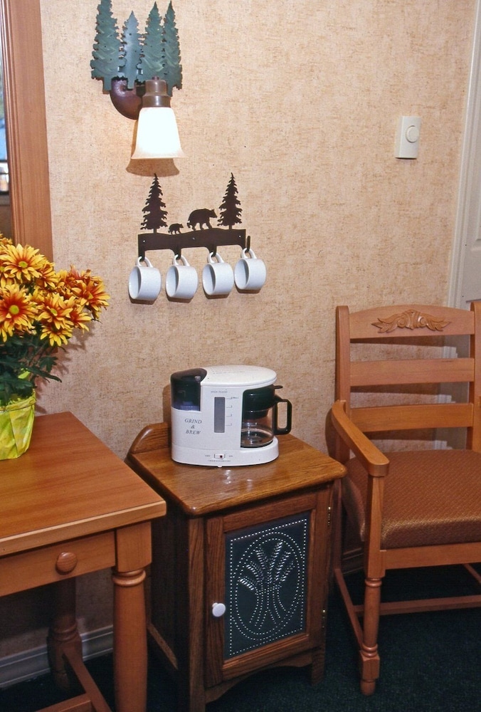 Pepper Tree Inn 32/35
