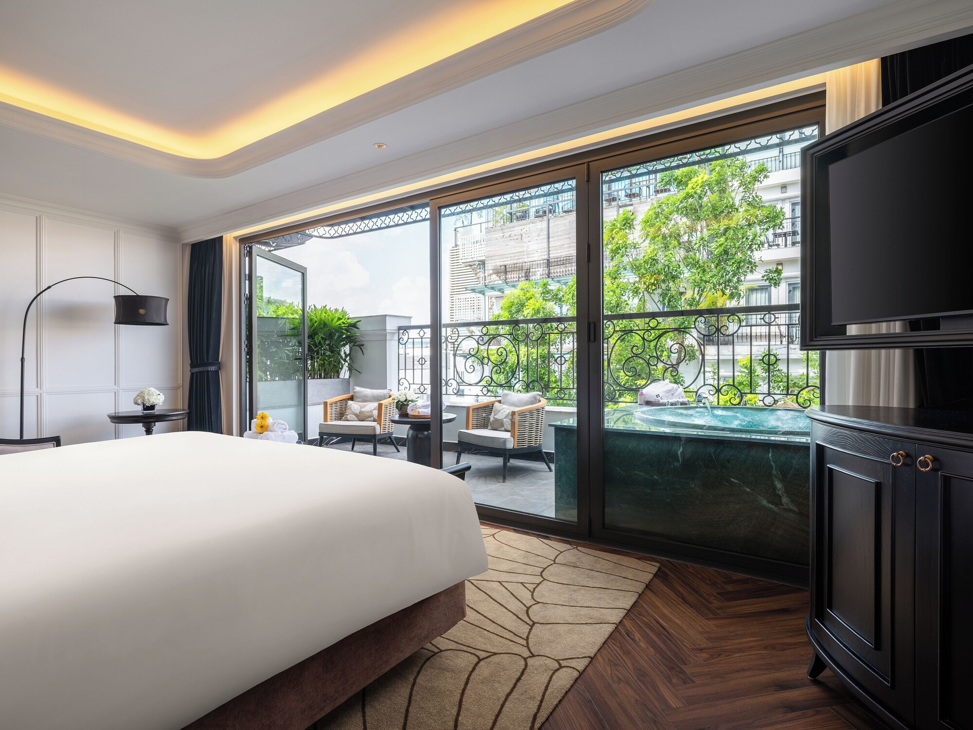 Grand, Colonial, Suite, King Bed, City View, Terrace, Bathtub