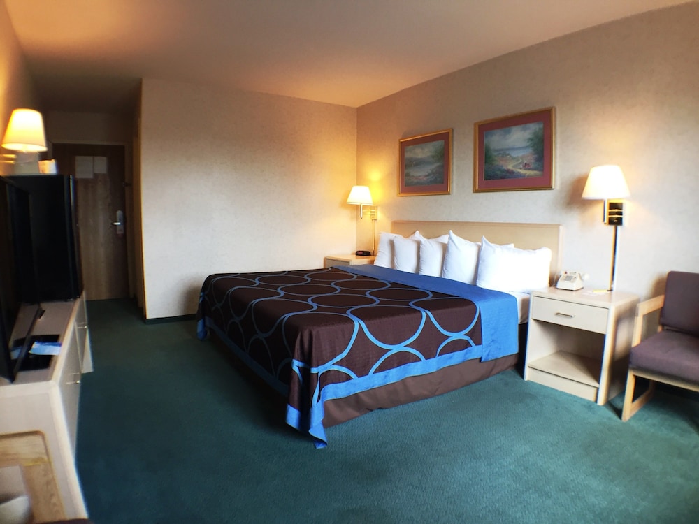 Super 8 By Wyndham Canandaigua 10/23