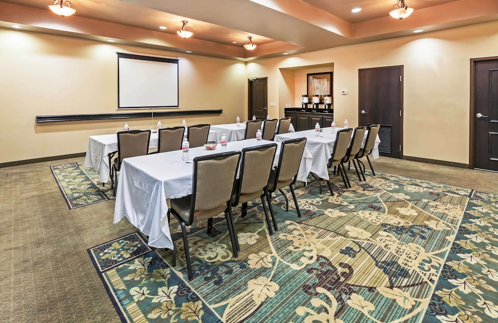 Hampton Inn and Suites Lake Jackson-Clute 38/41