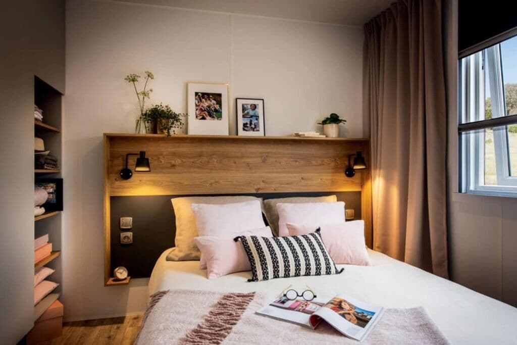 Mobile Home, Deluxe, 1 Queen and 4 Single Beds