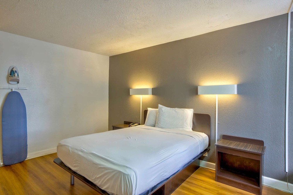 Motel6 Gainesville, FL 32/60