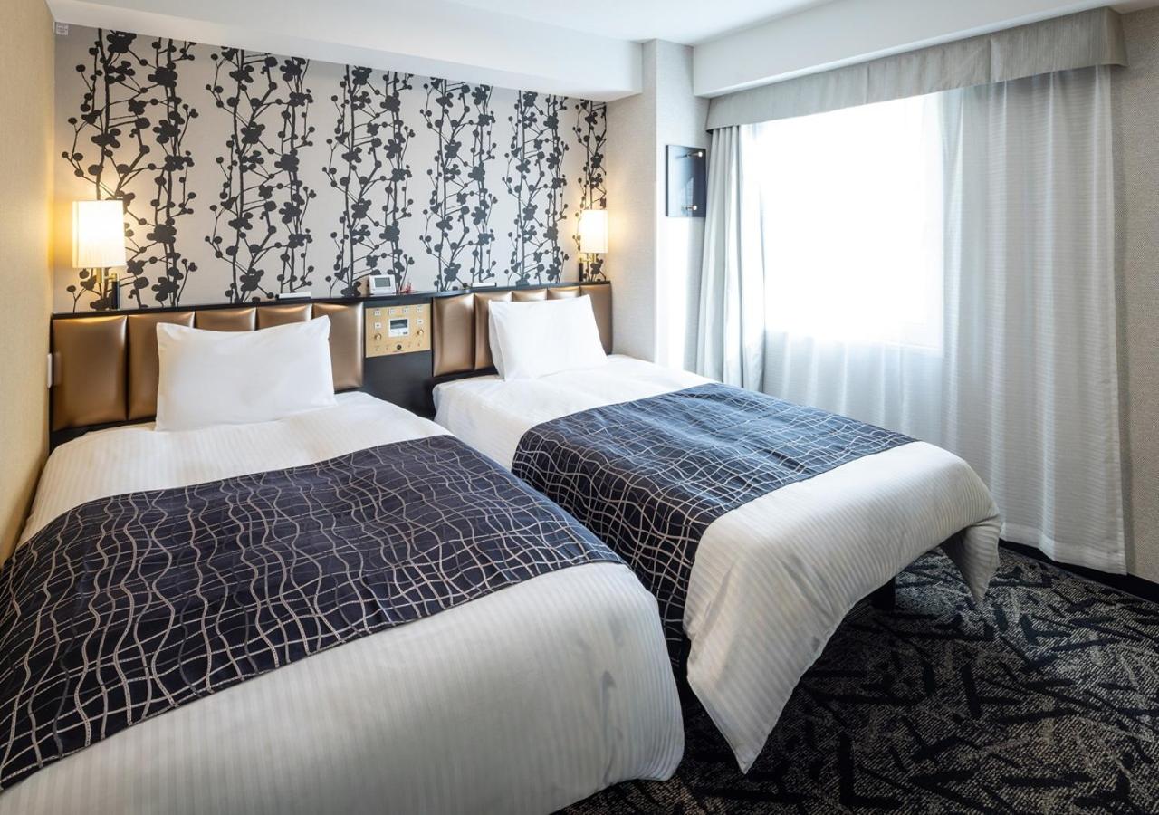 Room, Twin Beds, Smoking