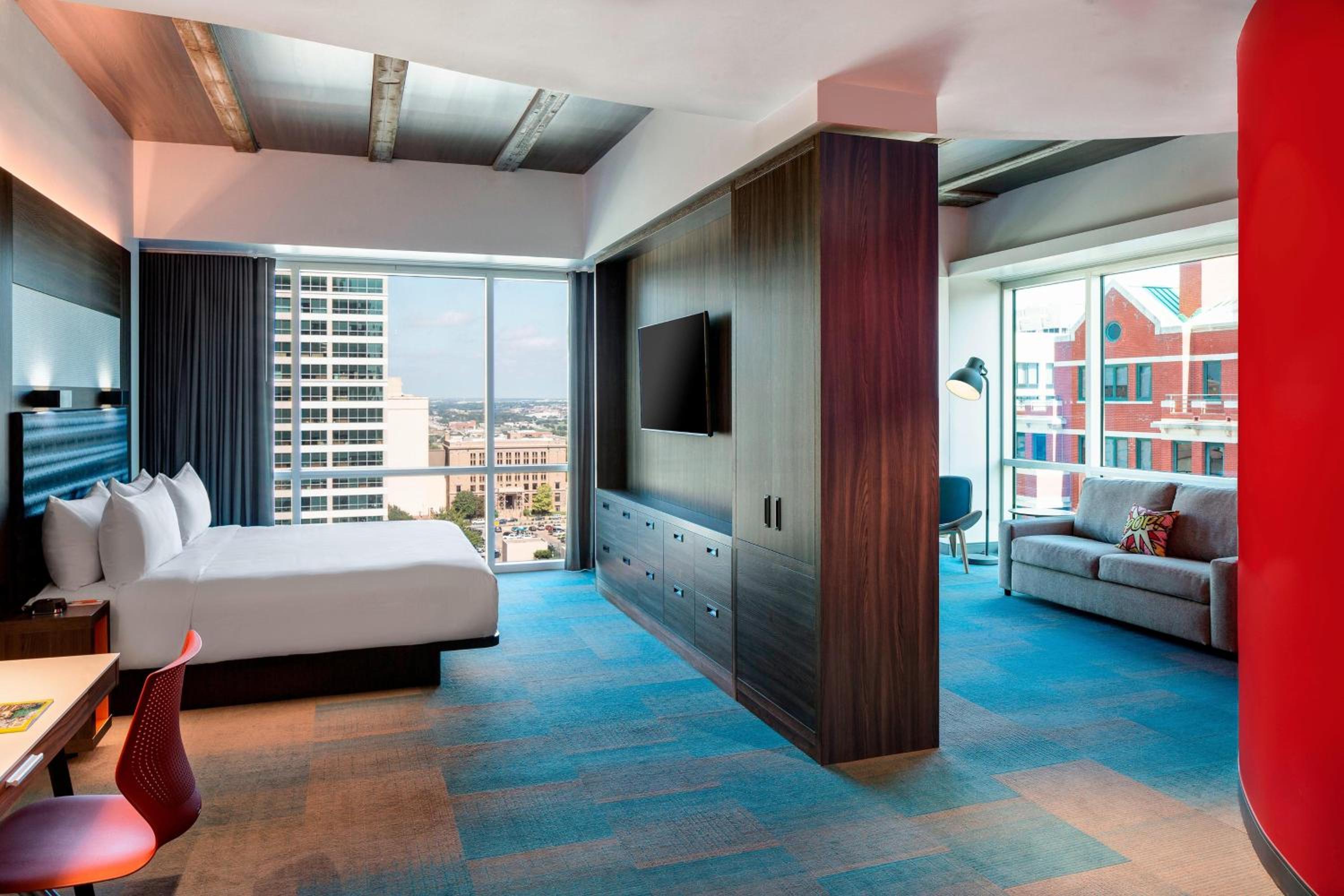 Ultra Savvy, Suite, King Bed, Sofa, Corner