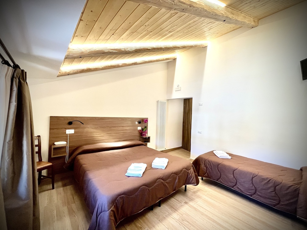 Tower, Classic, Triple, 1 Double and 1 Single Bed, Mountain View
