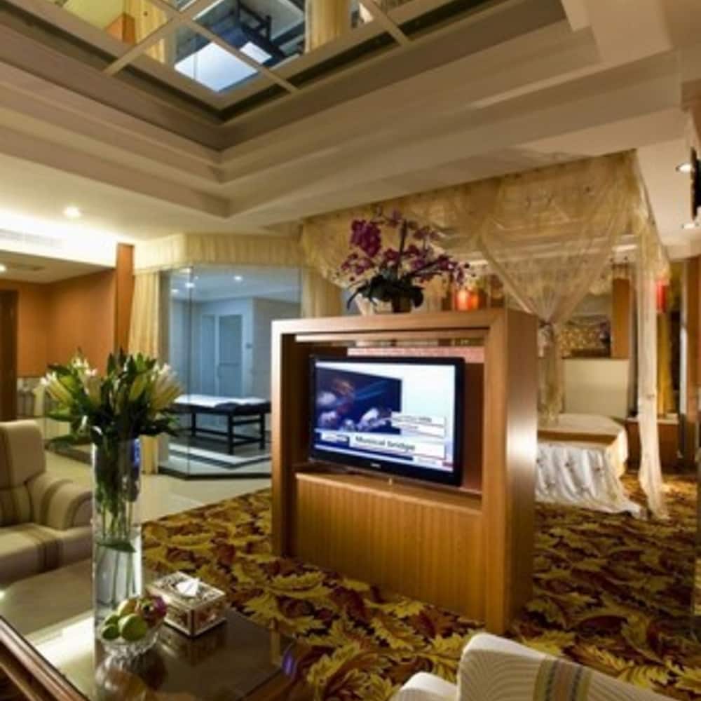 Gladden Hotel Fenggang 4/22