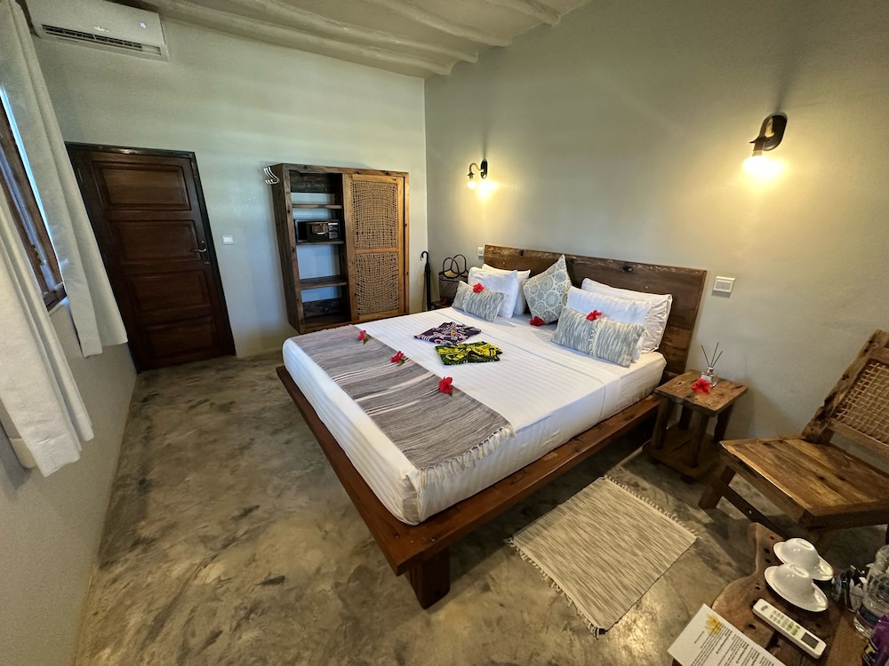 Ndame Beach Lodge 12/67